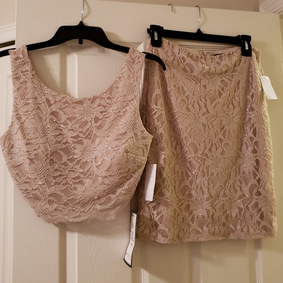 Dresses & Skirts - 🔥NWT Crop top/skirt 2 piece set, gold.